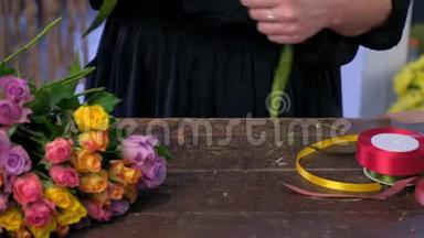 女花匠作品剪彩系花束从玫瑰，手特写。